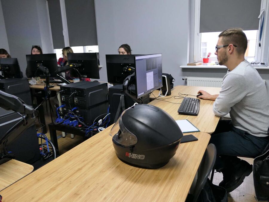 Wykładowca-Grafik z grupą studentów 3d +Unreal Engine 5 dla mini gier w sowa-edu