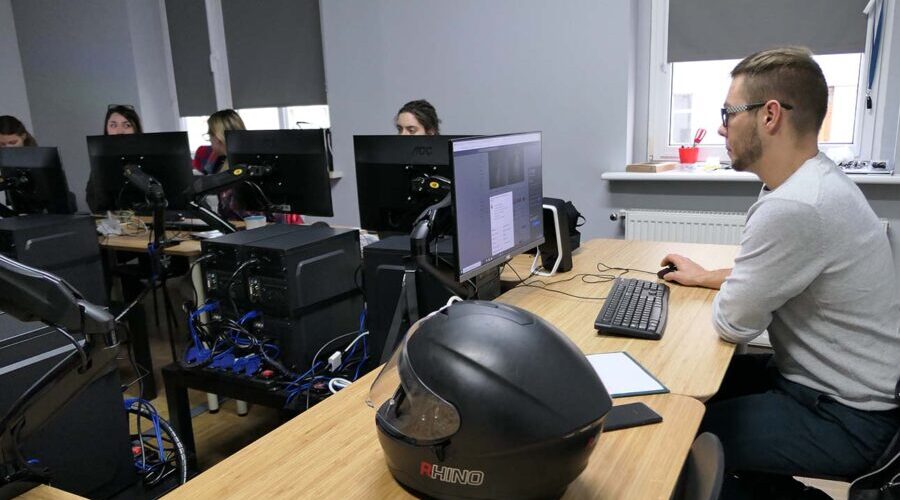 Wykładowca-Grafik z grupą studentów podczas zajęć z 3d