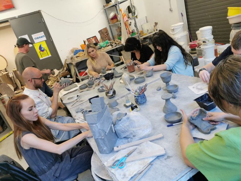 Zajęcia w pracowni ceramicznej i rzeźby sowa-edu