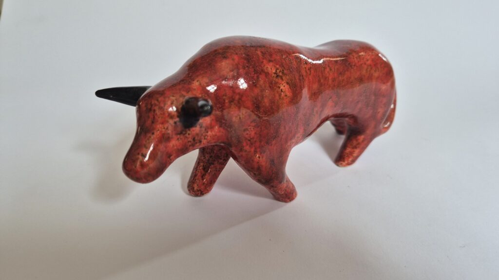 Byk wykonany na zajęciach ceramiki w sowa-edu