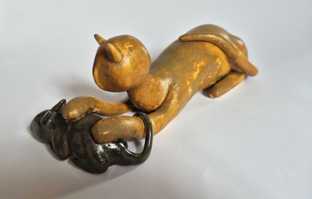 Kot z myszą wykonany na zajęciach ceramiki w sowa-edu