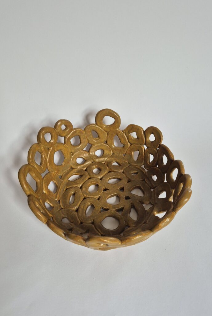 Azurowy koszyk wykonany na zajęciach ceramiki w sowa-edu