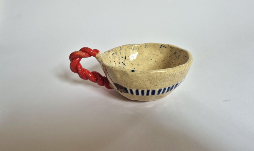 Kubek do kawy wykonany na zajęciach ceramiki w sowa-edu