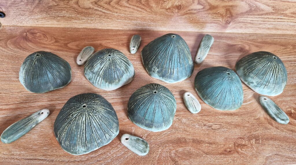 dzwonki wykonane na zajęciach ceramiki w sowa-edu