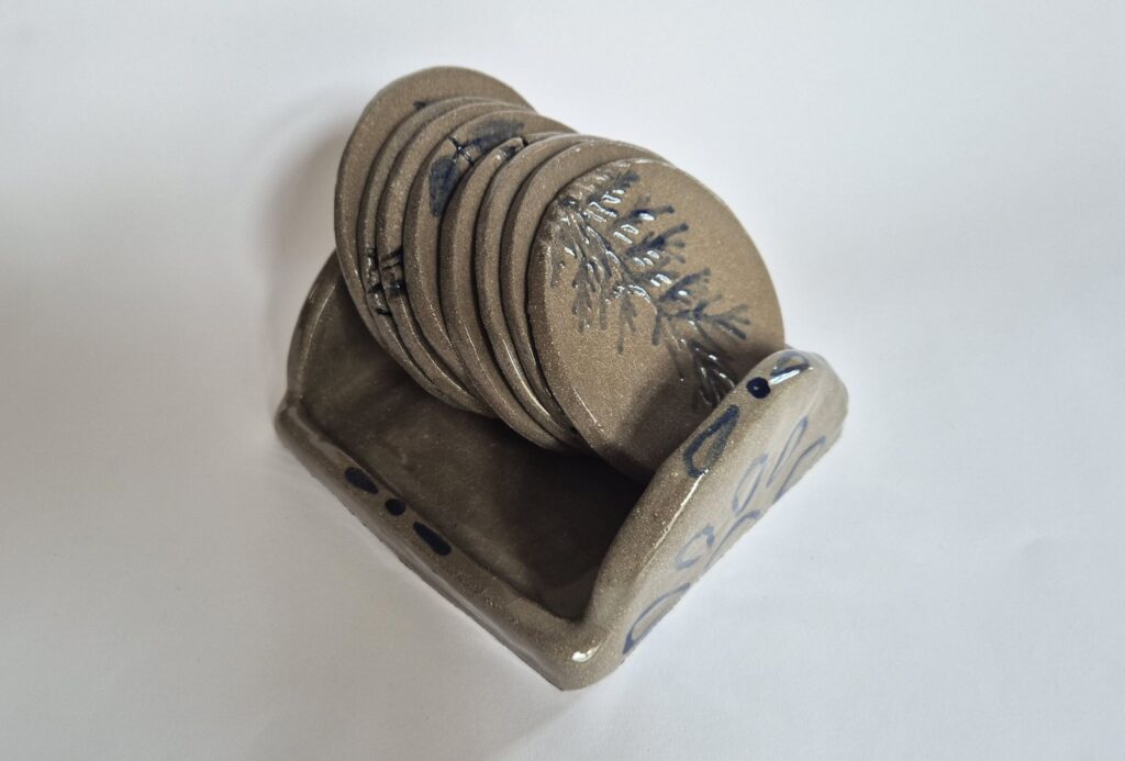 Podstawki pod kubki wykonane na zajęciach ceramiki w sowa-edu