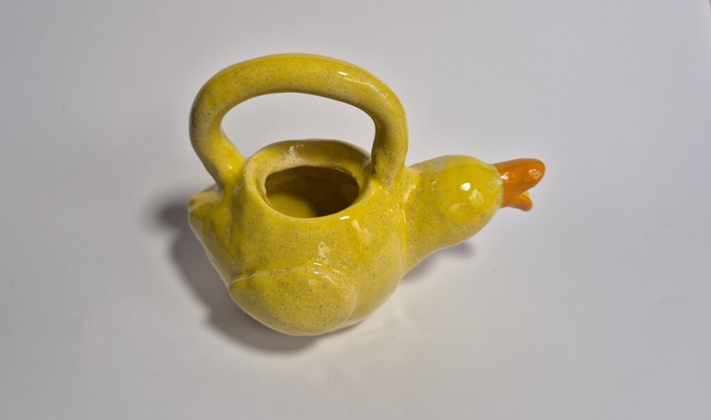 Żółty dzbanek do mleka - ceramika wykonana w sowa-edu