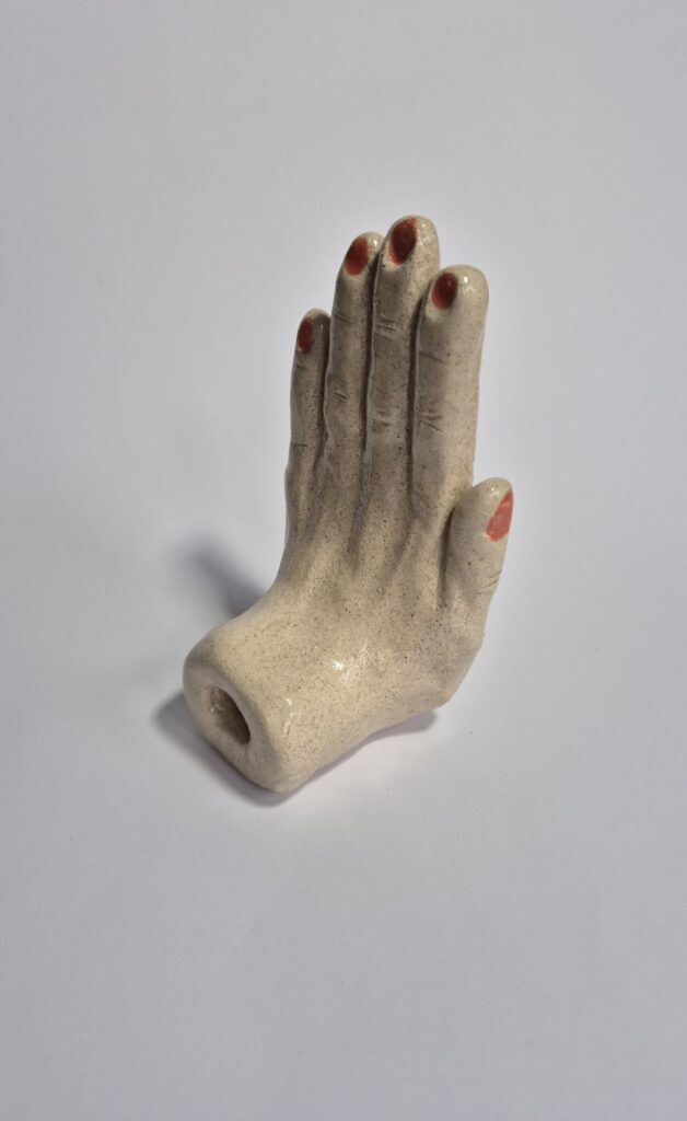 Ceramika - dłoń wykonana na zajęciach ceramiki w sowa-edu