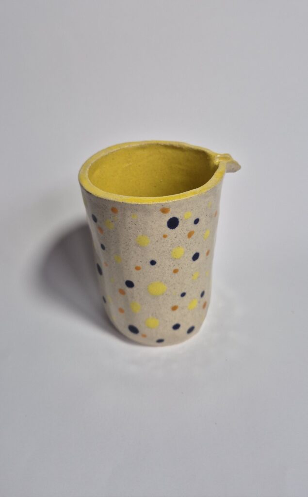 Ceramika - kunek w groszki wykonana na zajęciach ceramiki w sowa-edu