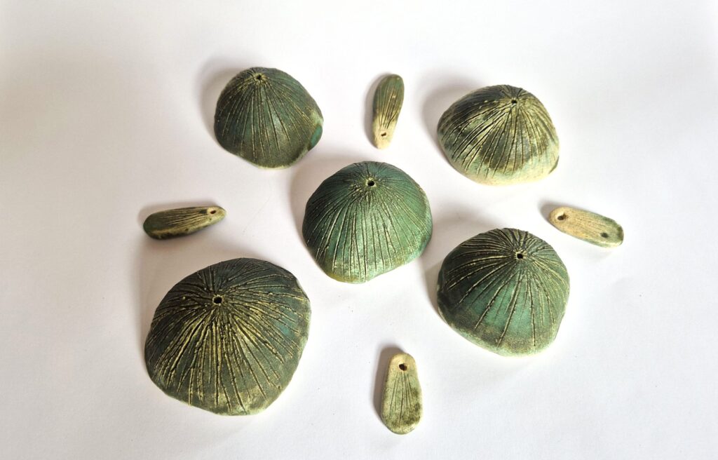 Zielone dzwonki ceramiczne