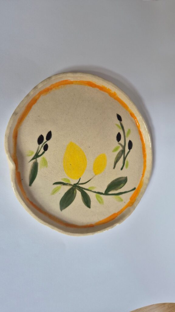 Talerz wykonany na zajęciach ceramiki w sowa-edu