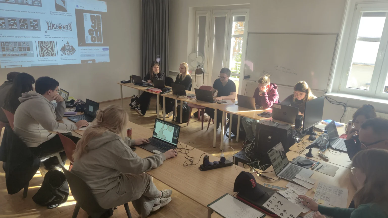 Studenci grafiki projektowej podczas zajęć w sowa-edu