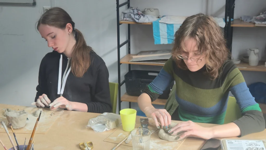 Zosia i Klara lepią na zajęciach ceramiki