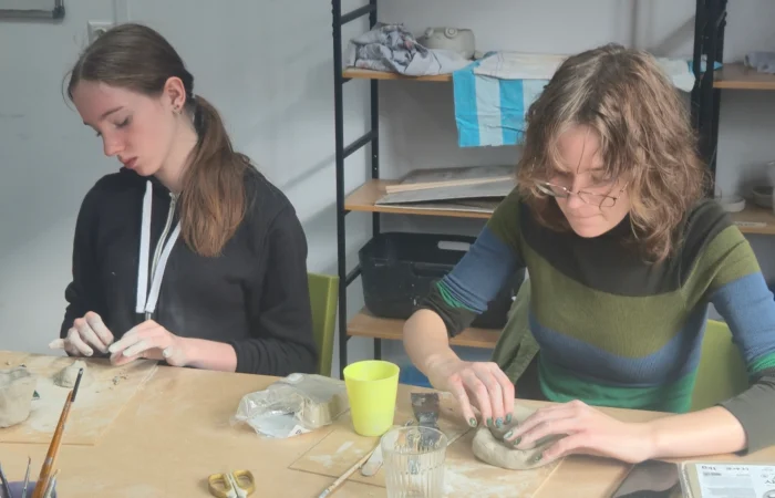 Zosia i Klara lepią na zajęciach ceramiki