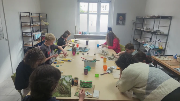 Młodzież na zajęciach ceramiki lepi naczynia w glinie