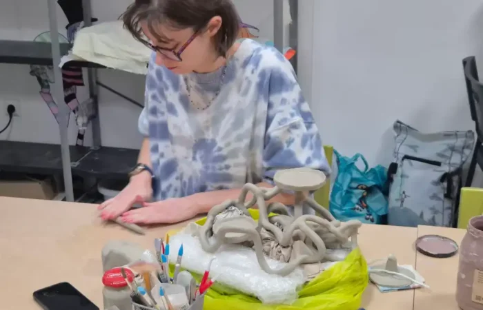 Młodzież tworzy naczynia ceramiczne w pracowni szkoły