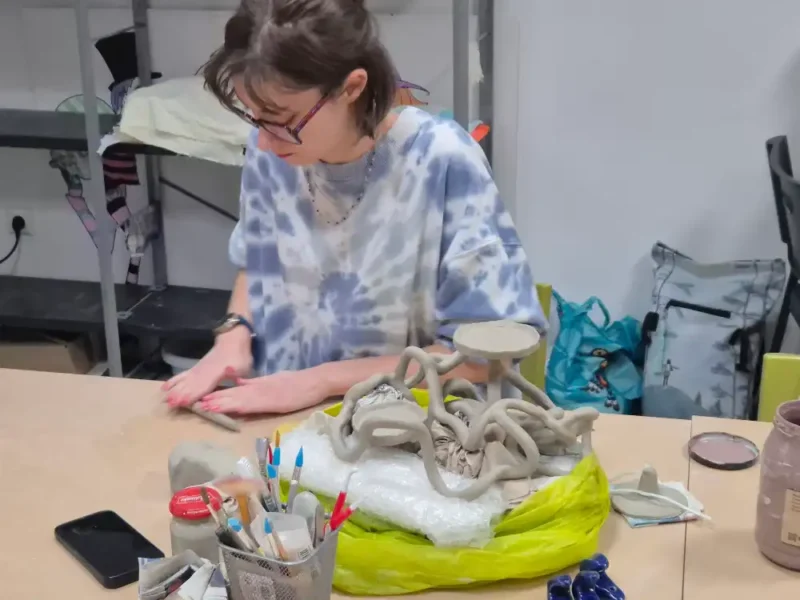 Młodzież tworzy naczynia ceramiczne w pracowni szkoły
