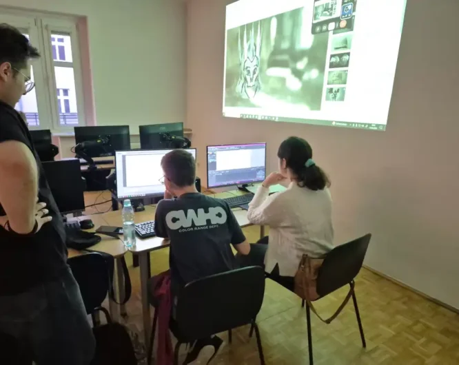 Podczas zajęć z animacji młodzież tworzy komiksy