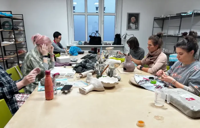 Pasjonaci gliny podczas lepienia w pracowni ceramiki