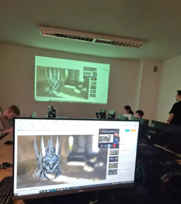 Młodzież kreuje filmy na zajęciach animacji i komiksu