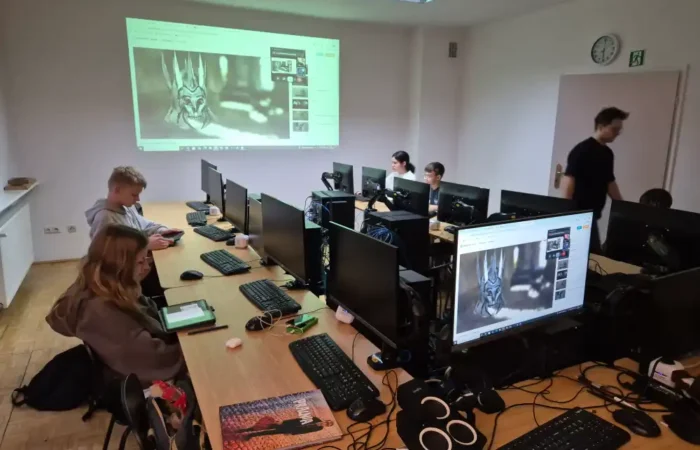 Grupa młodych animatorów w pracowni animacji-