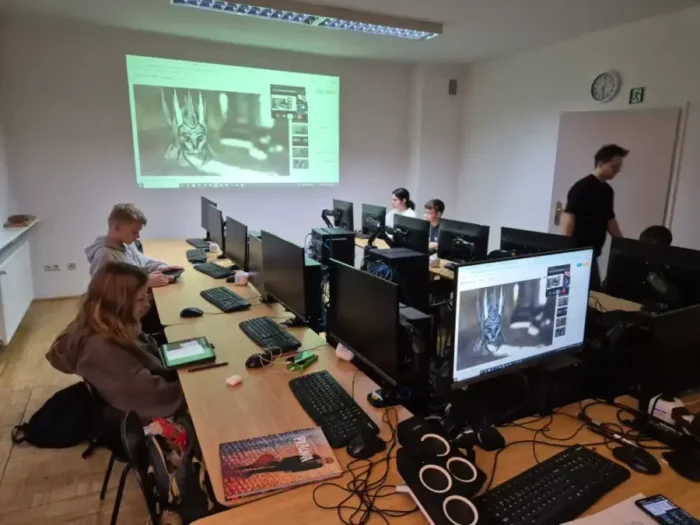 Grupa młodych animatorów pracuje przy komputerach
