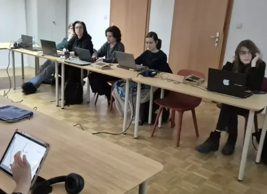 Strudenci grafiki 3d pracują przy komputerach w pracowni
