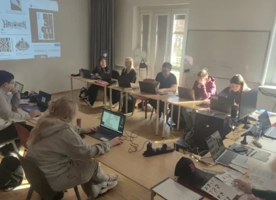 Studenci grafiki w pracowni projektowania