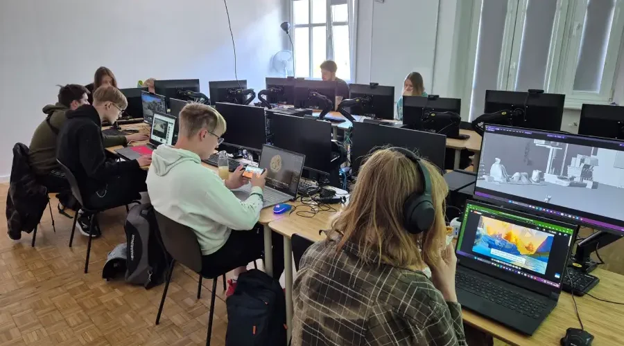 studenci podczas zajęć w pracowni grafiki