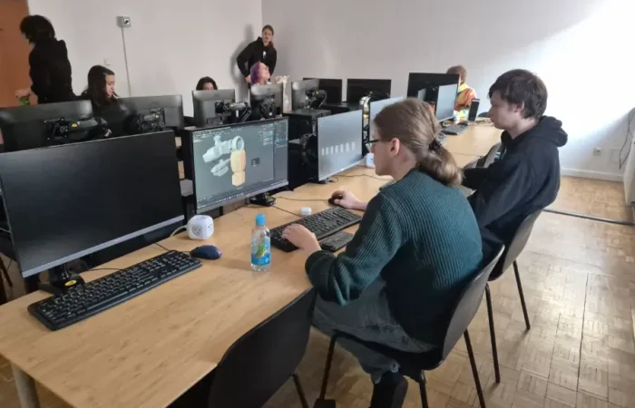 Strudenci grafiki 3d pracują przy komputerach