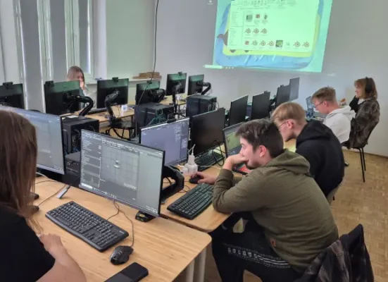 studenci pracują nad swoimi projektami przy komputerach