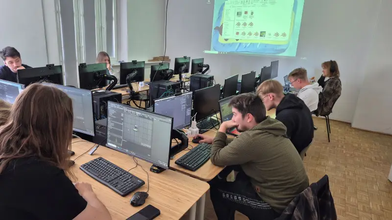 studenci pracują nad swoimi projektami przy komputerach