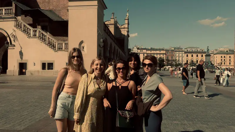 Grupa zwiedza Kraków przy okazji wystawy